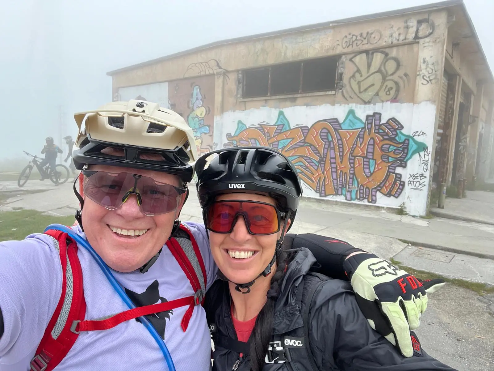 Trails Unlimited guide sharing a joyful moment with a rider during an Azur Community tour, showcasing the friendly and professional atmosphere of our MTB experiences in Finale Ligure